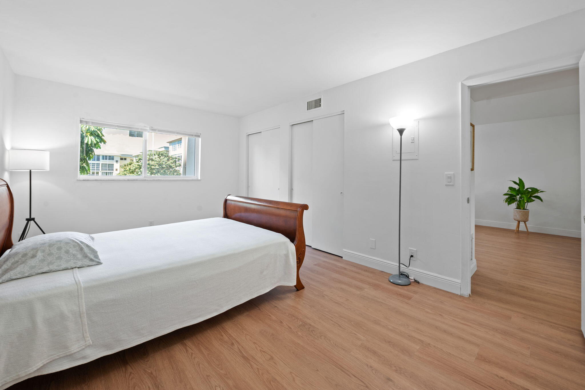 VILLAGE ROYALE ON THE GREEN CONDO - Residential