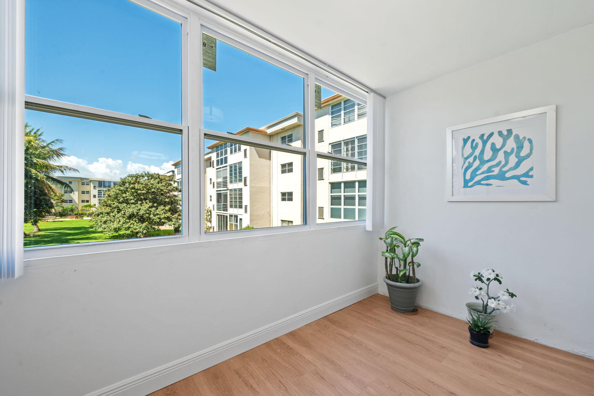 VILLAGE ROYALE ON THE GREEN CONDO - Residential