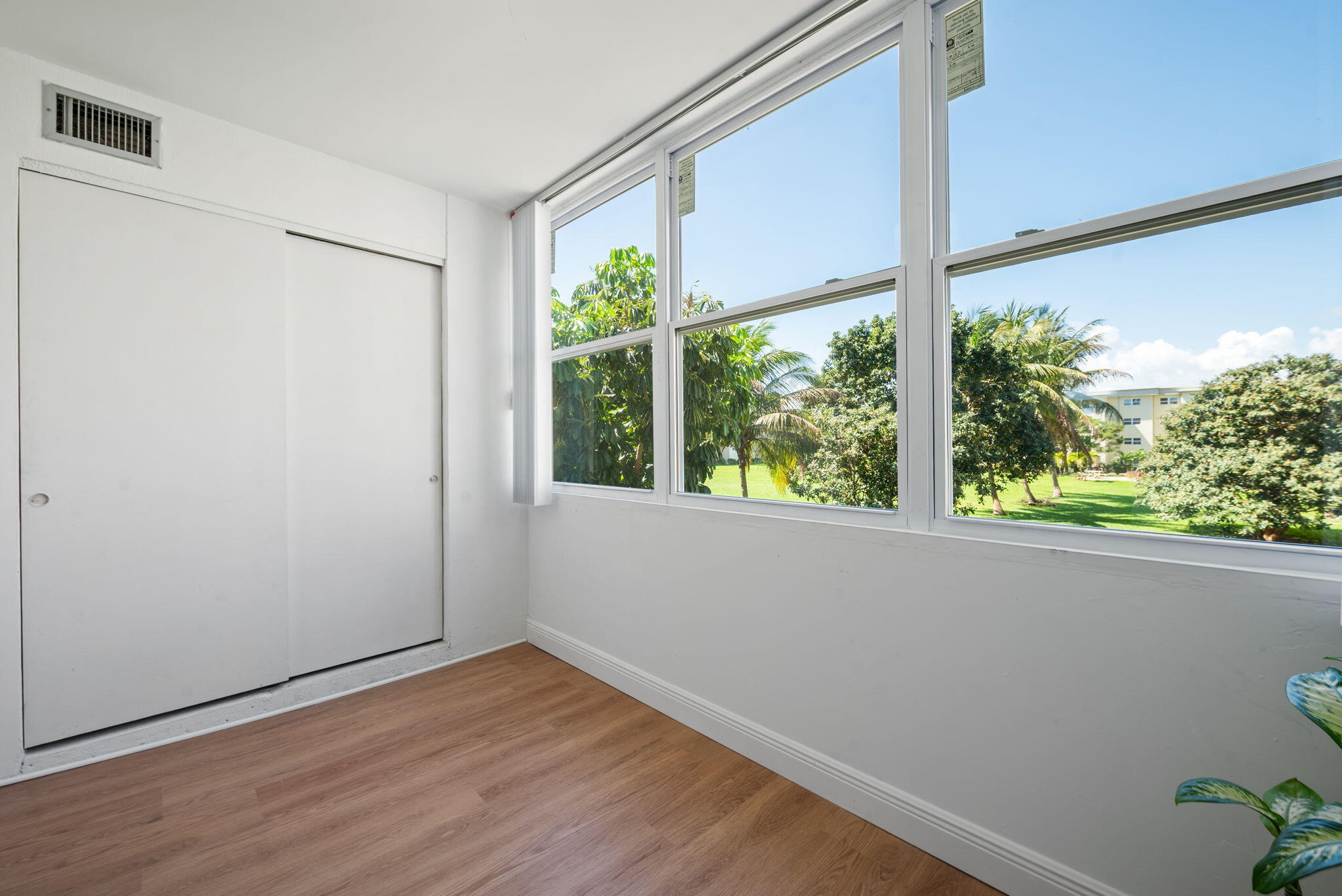 VILLAGE ROYALE ON THE GREEN CONDO - Residential