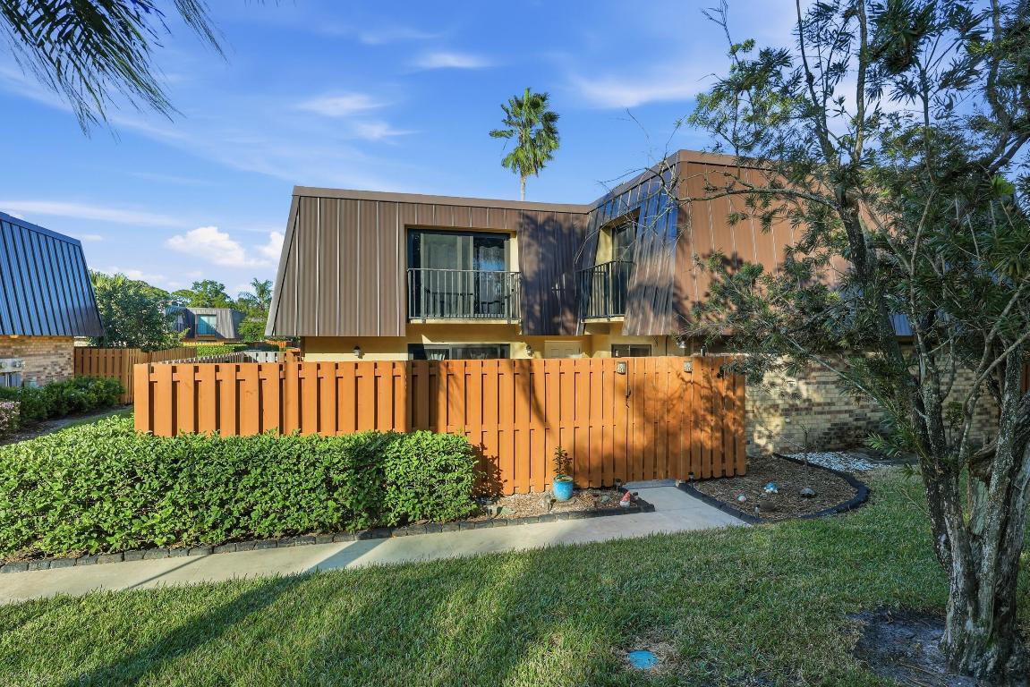 EMERALD LAKES - Residential