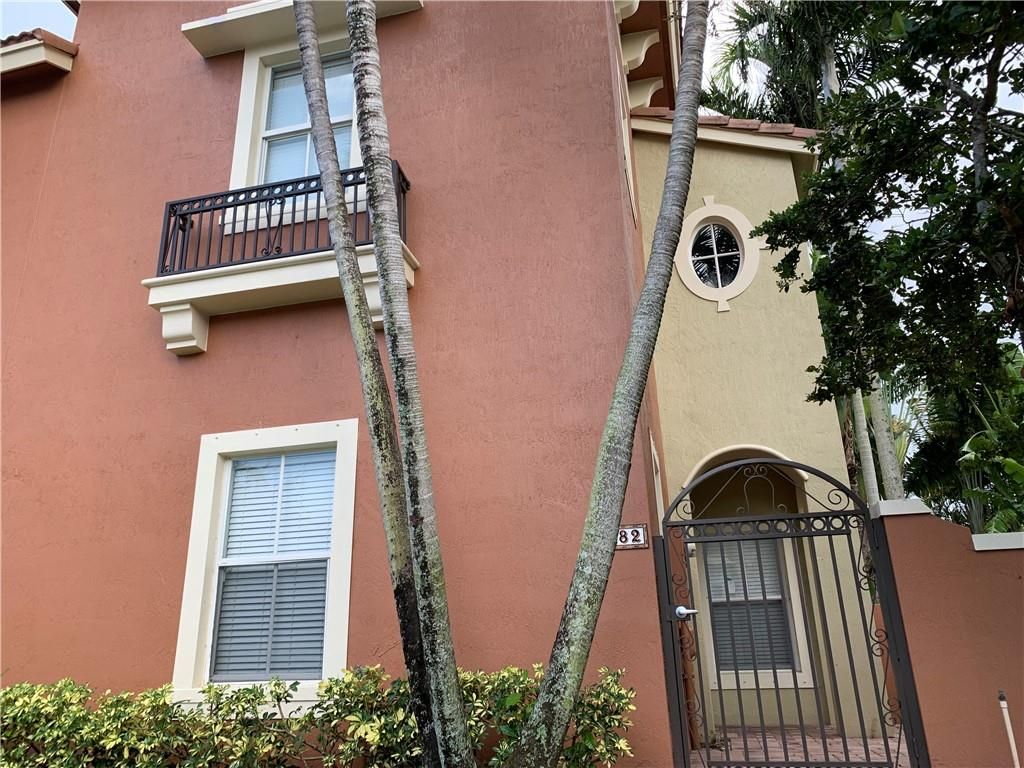 Photo of 282 Lake Monterey Cir, Boynton Beach, FL 33426 (MLS # F10304067)