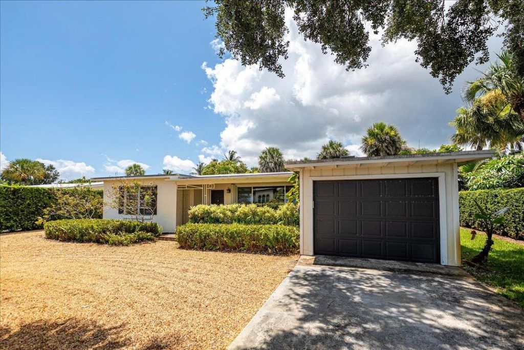 Photo of 804 SE Riverside Drive, Stuart, FL 34994 (MLS # R11100461)