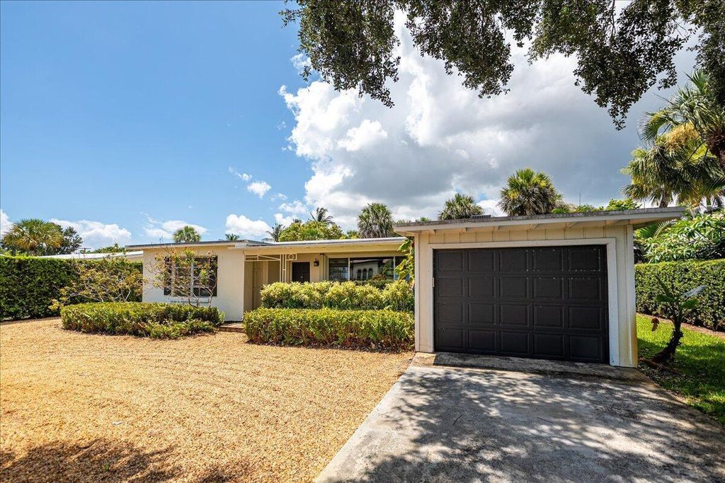 Photo of 804 SE Riverside Drive, Stuart, FL 34994 (MLS # R11100461)