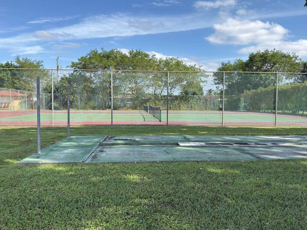 FOREST HILL VILLAS GARDEN - Residential