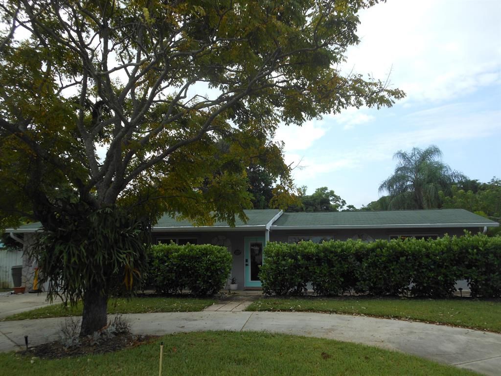 Photo of 1480 SE 13th Street, Stuart, FL 34996 (MLS # R10780640)