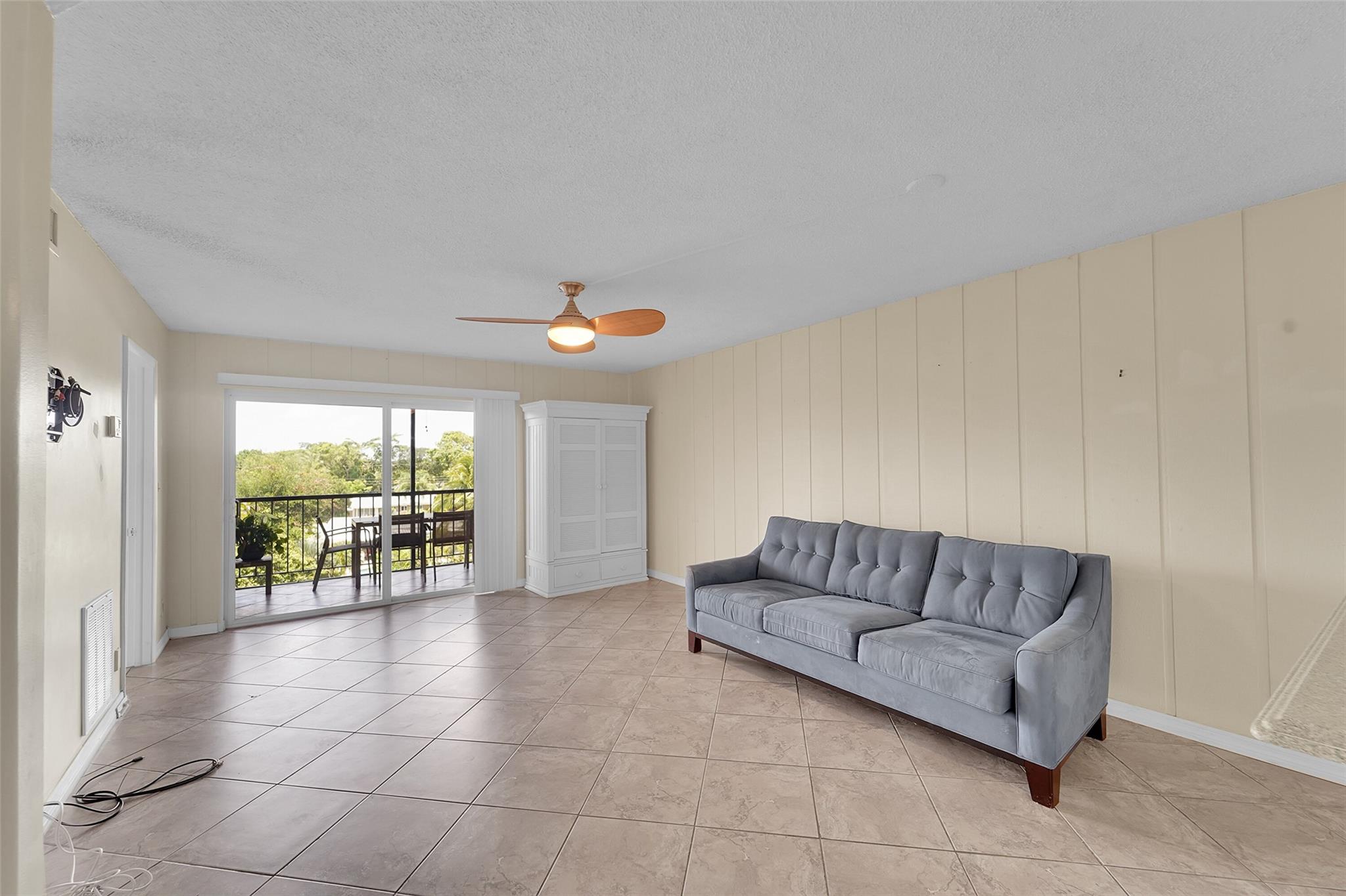 610 Tennis Club Dr 401