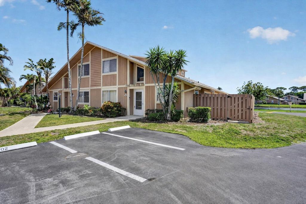 Photo of 102 Maplecrest Circle, Jupiter, FL 33458 (MLS # B26015457)