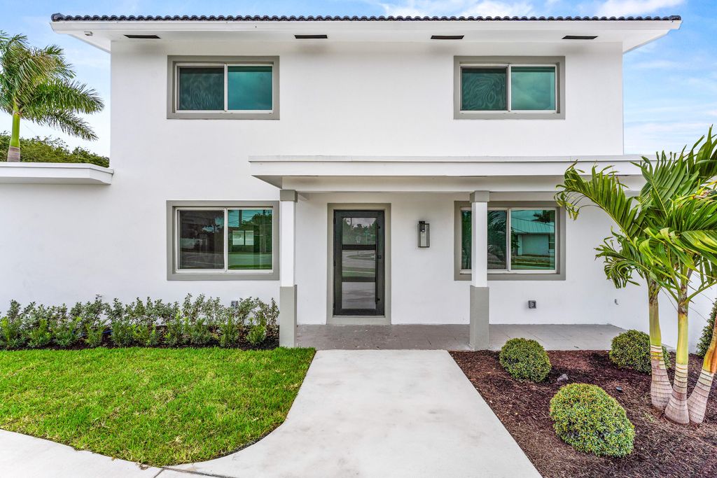 Photo of 900 SW 13th Street, Boca Raton, FL 33486 (MLS # B26025260)