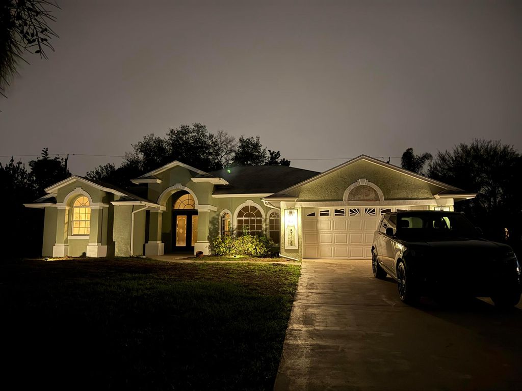 Photo of 513 SE Cliff Road, Port Saint Lucie, FL 34984 (MLS # B26003618)