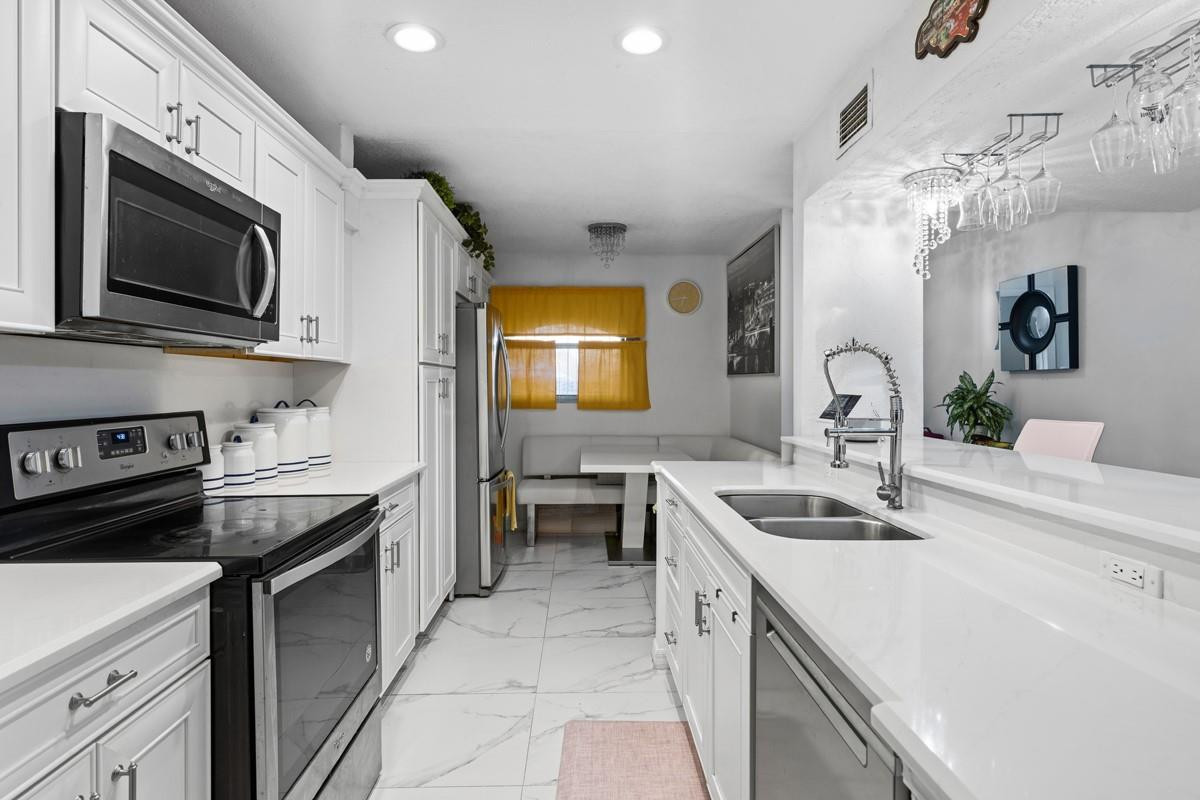 10762 La Placida Drive 7-107, Coral Springs, FL, 33065/$205,000 3 10762 La Placida Drive 7-107