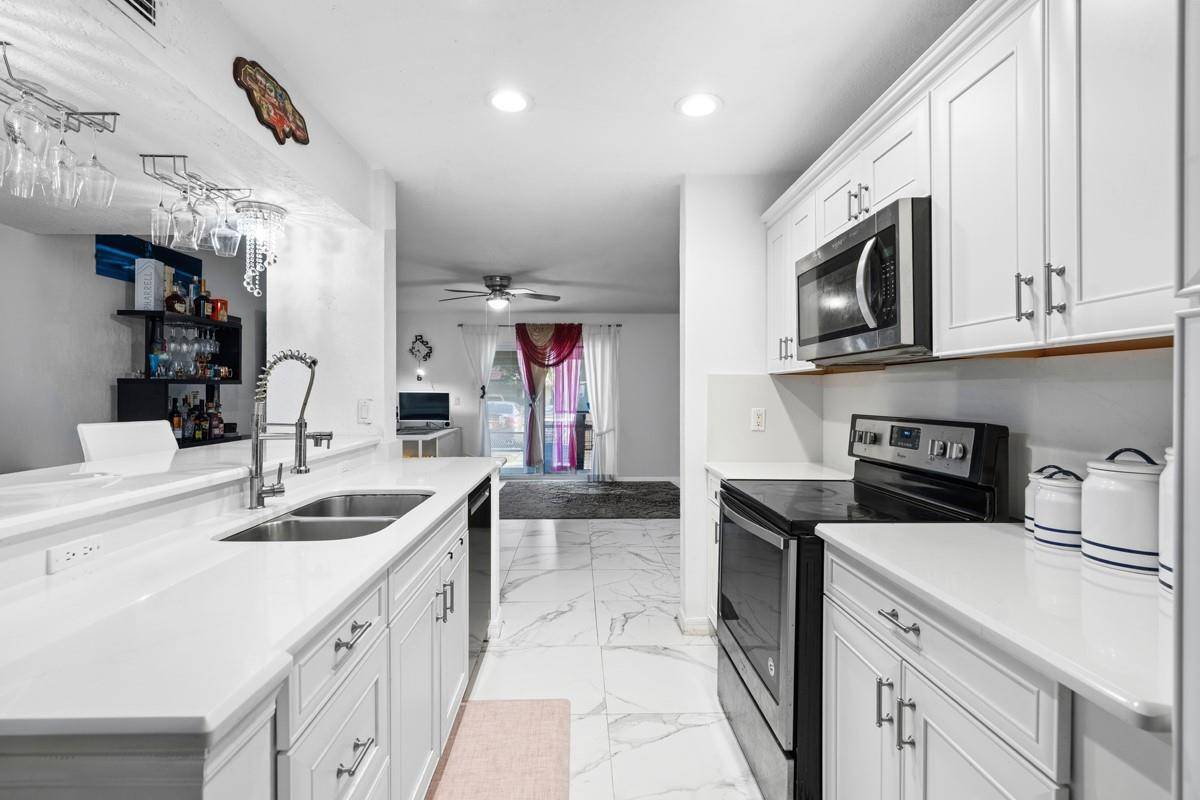 10762 La Placida Drive 7-107, Coral Springs, FL, 33065/$205,000 2 10762 La Placida Drive 7-107