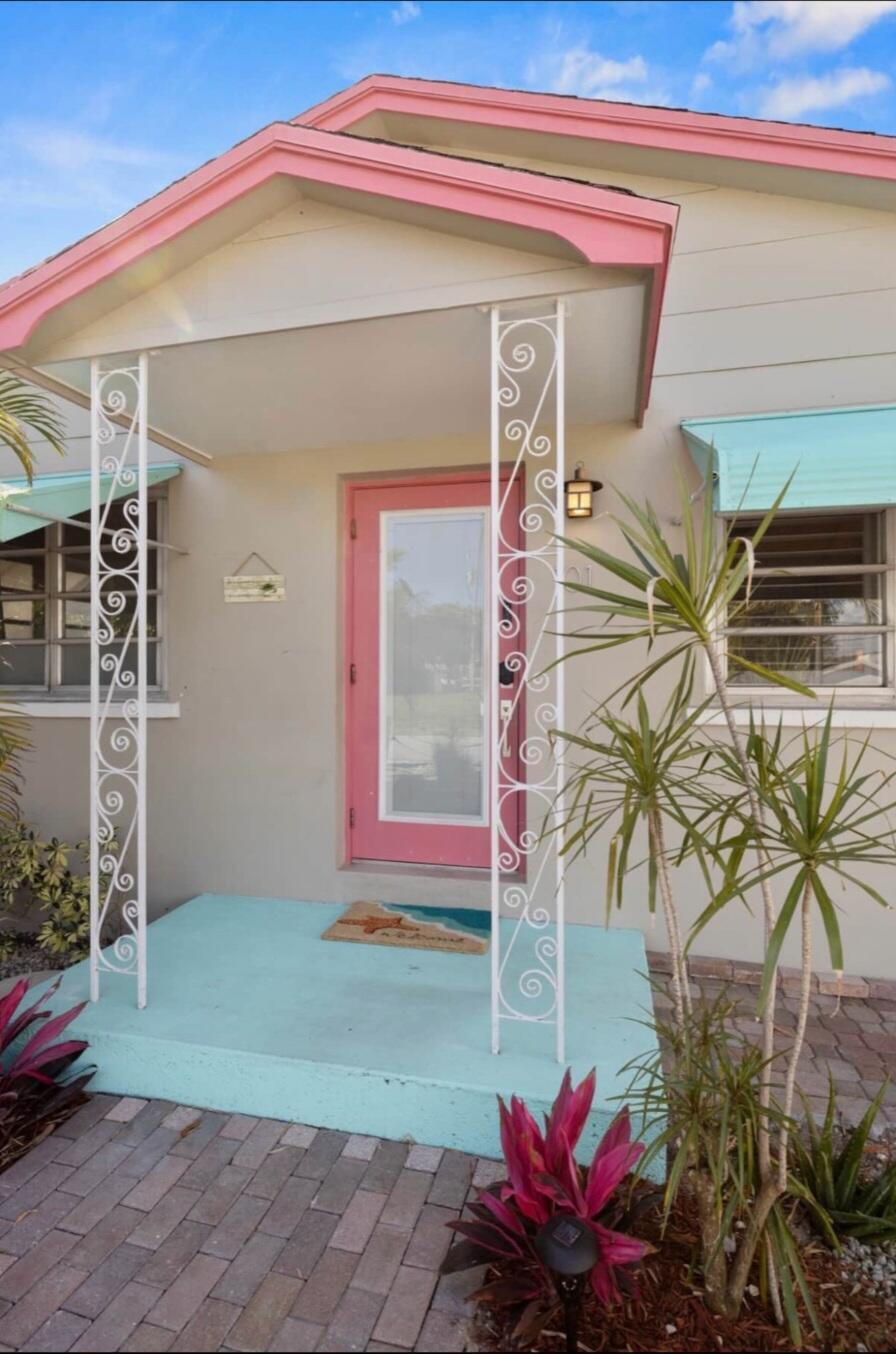Photo of 101 E 25th Street, West Palm Beach, FL 33404 (MLS # B26082520)