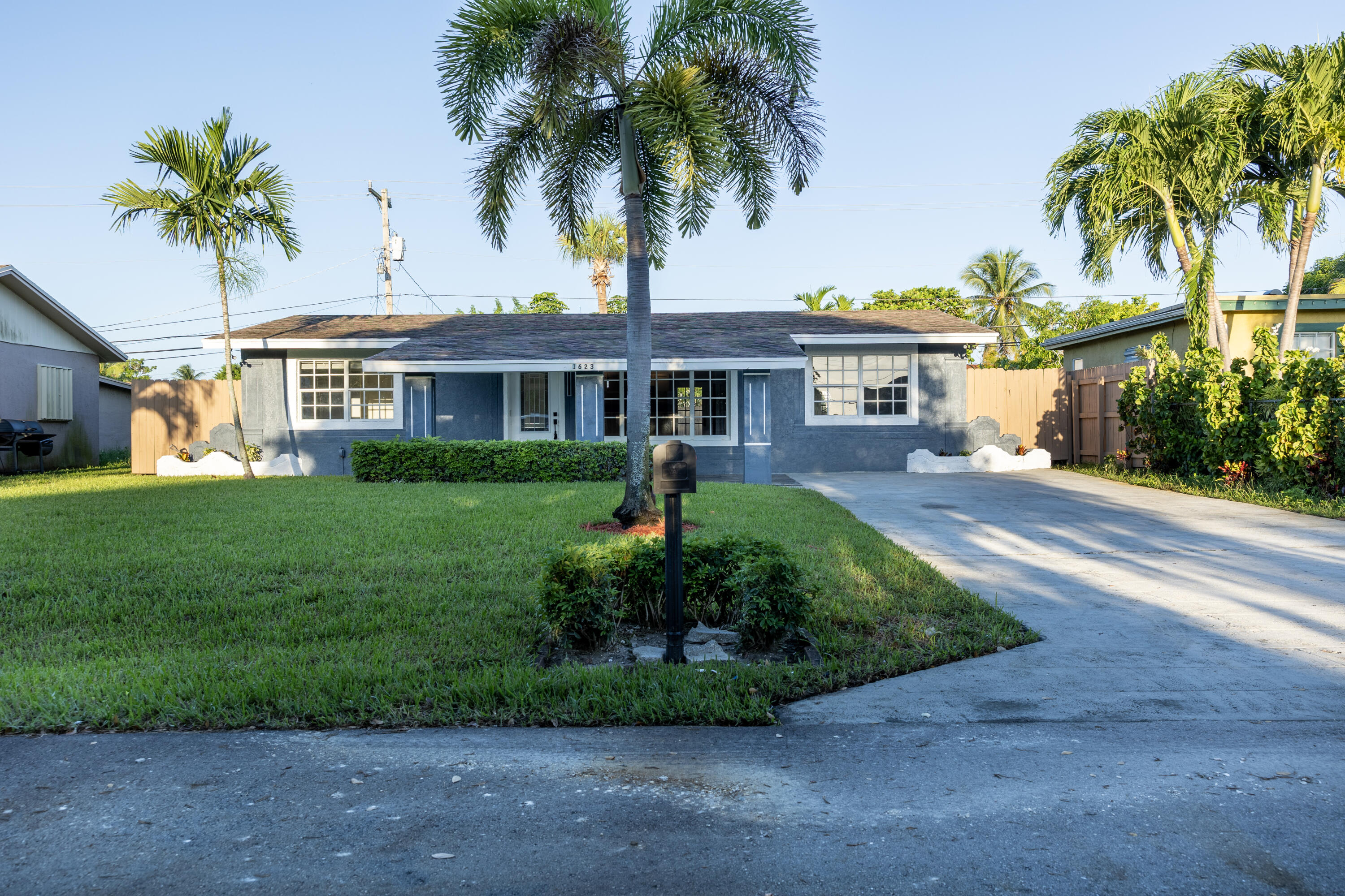 BEATIFUL RENOVATED 3 BED 2 BATH HOME PERFECTLY SITUATED 5 MILES FROM THE BEACH.NO HOA RESTRICTION MEAN YOU CAN BRING YOUR OWN BOAT,RV OR PETS, IT IS CLOSE TO MAJOR HIGHWAY AND DELIGHTFUL RESTAURANT.HOUSE FRESHLY PAINT INTERIOR AND EXTERIOR WITH METICULOUSLY FINISHING FLOORING.THE BATHROOM HAS BEEN THOUGHFULY UPDATED. HOUSE IS READY TO MOVE.