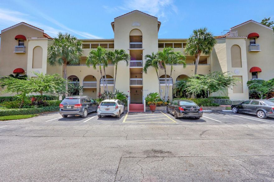 Ocean Trace - Beautifully remodeled 2 bedroom, 2 bath condo featuring a stunning chef's kitchen, stainless steel appliances, and luxury vinyl flooring throughout. Light and bright open floor plan with stylish finishes. Located in the desirable gated community of Ocean Trace offering resort-style amenities. Just minutes to pristine beaches, dining, and shopping - the perfect coastal retreat!