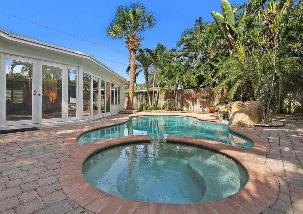 Photo of 838 W Palmetto Park Road, Boca Raton, FL 33486 (MLS # R10794686)