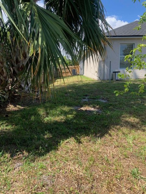 Single Family Residence in Port St Lucie FL 1555 Leisure Lane Ln 30.jpg