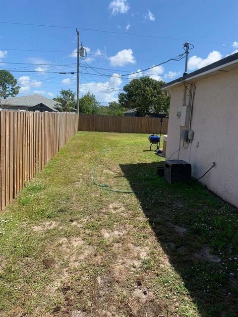 Single Family Residence in Port St Lucie FL 1555 Leisure Lane Ln 31.jpg