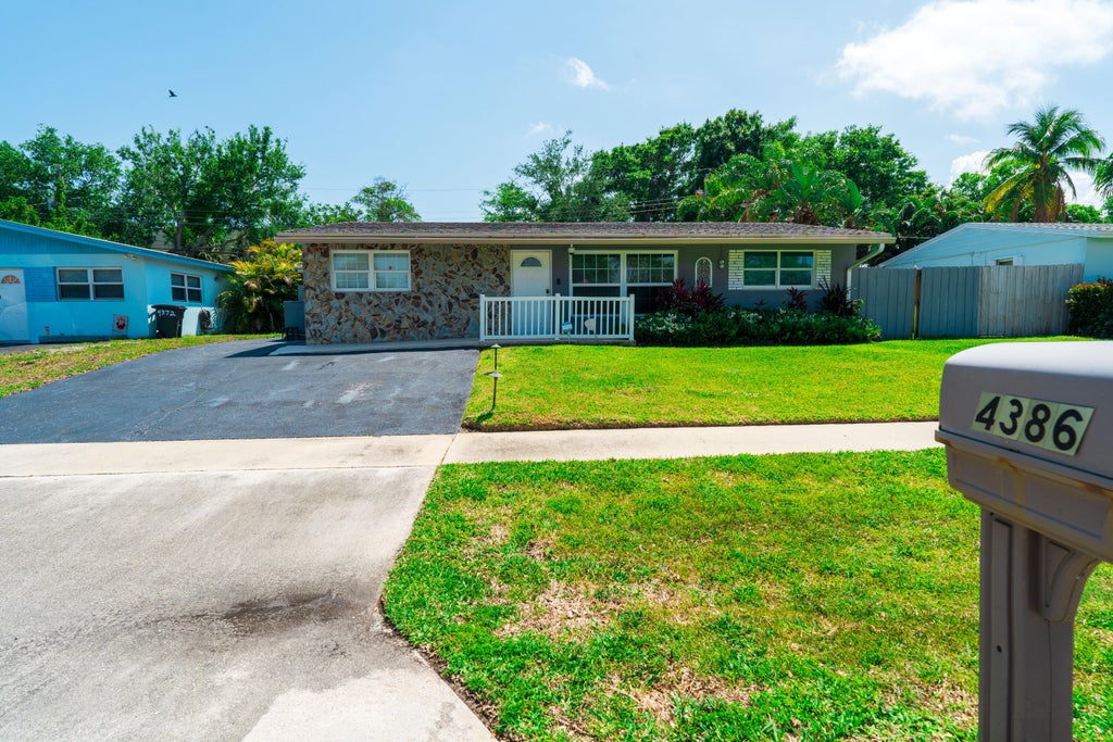 Photo of 4386 Bamboo Drive, Palm Beach Gardens, FL 33410 (MLS # B26055758)