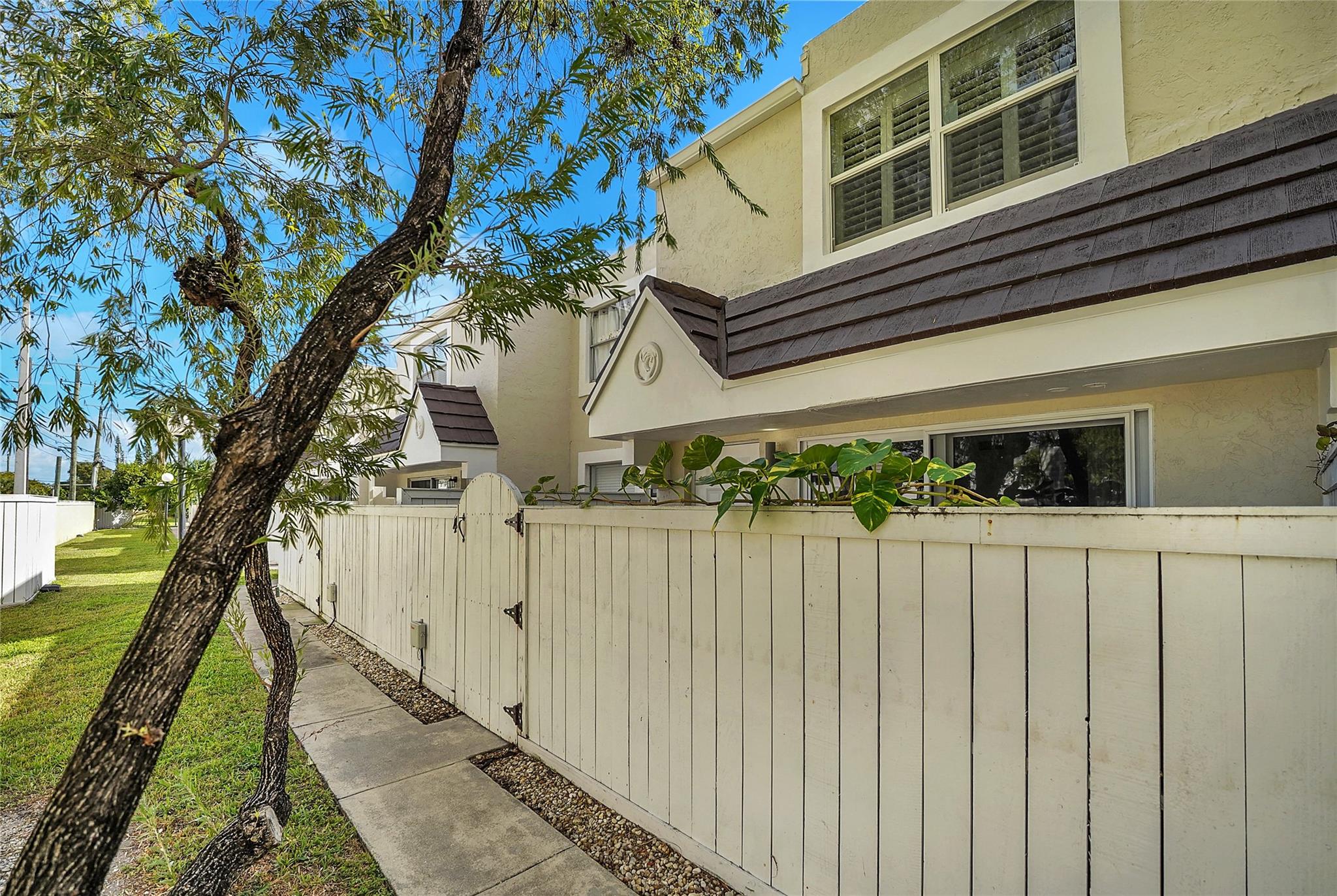 GABLES POINT CONDO I - Residential Lease