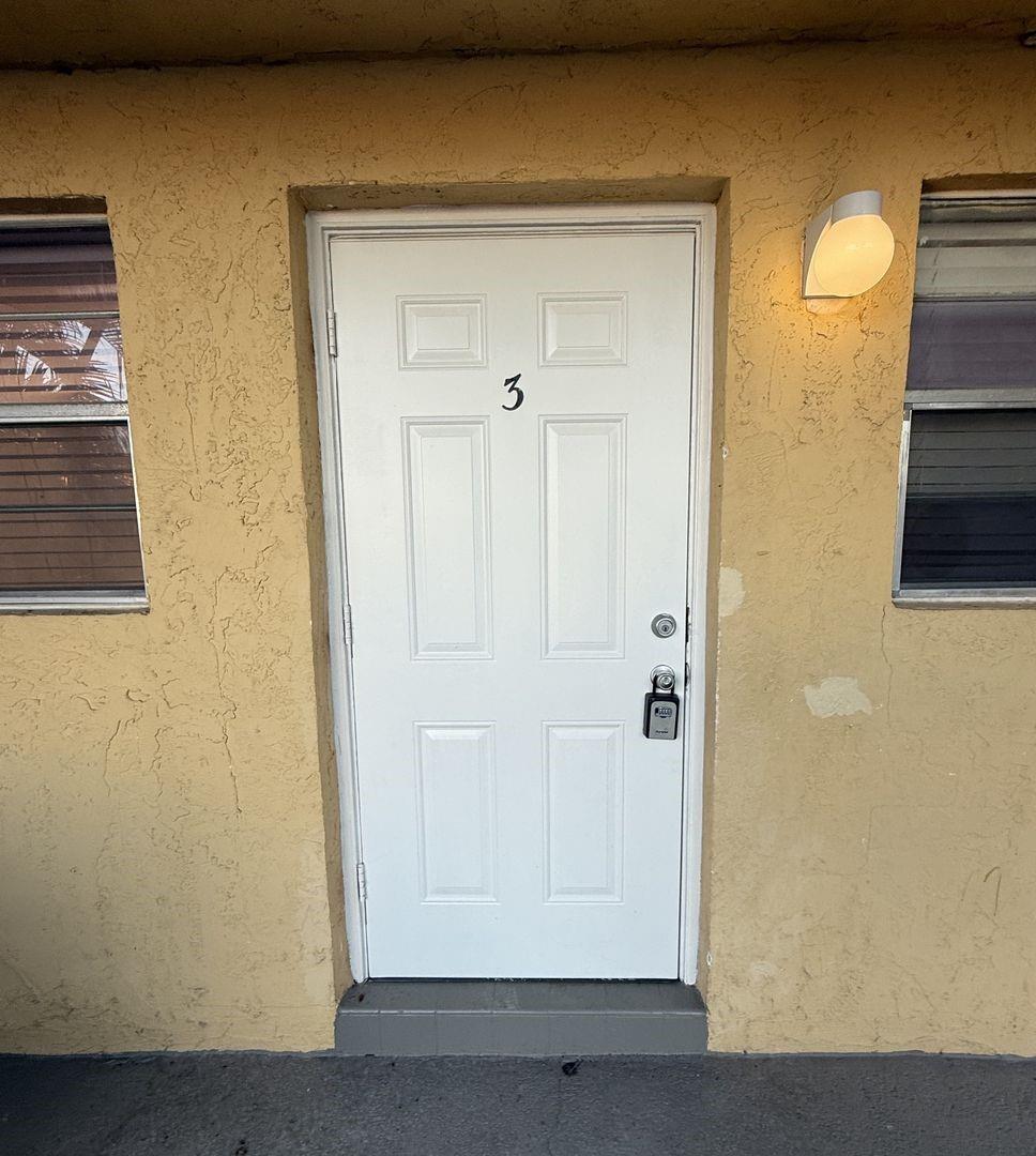 Welcome to this lovely groun floor 1 bedroom, 1 bathroom apartment located in Coconut Creek, Florida. This cozy and inviting apartment is perfect for those who want to experience the relaxed coastal lifestyle of one of South Florida's most charming cities.
The kitchen is fully equipped with a refrigerator and stove. Water, sewer, trash are included. NO laundry facilities on site.
