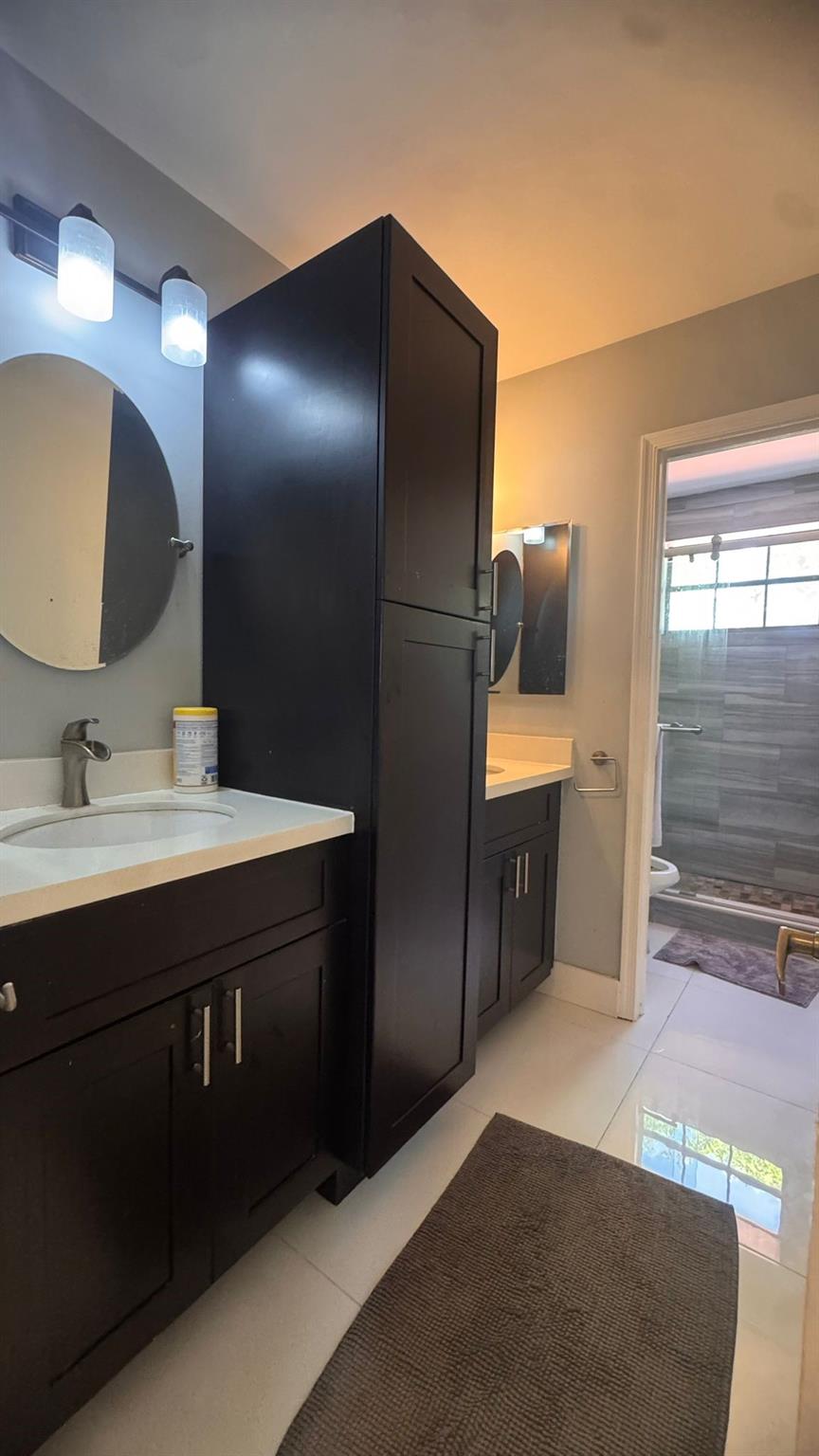 1855 SW 101st Ave, Davie, FL, 33324/$1,100,000 4 1855 SW 101st Ave