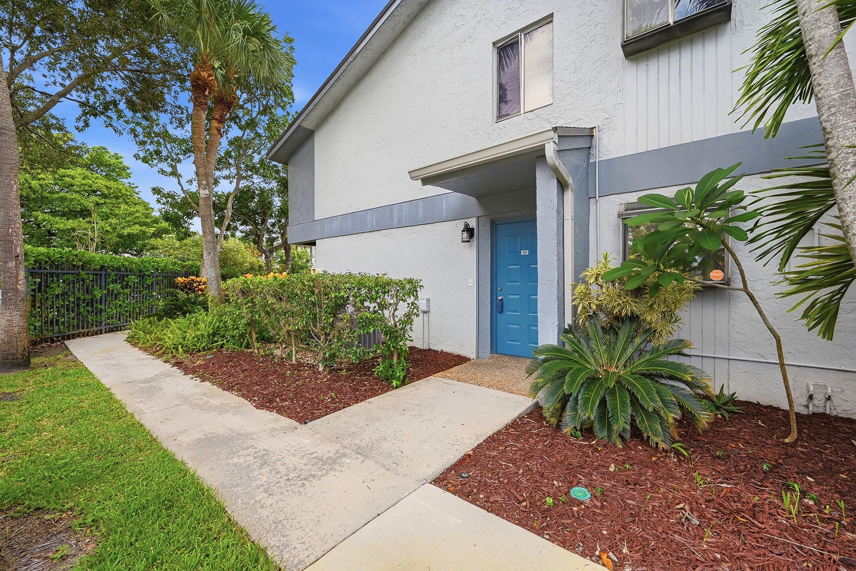 2753 S OAKLAND FOREST Drive 102