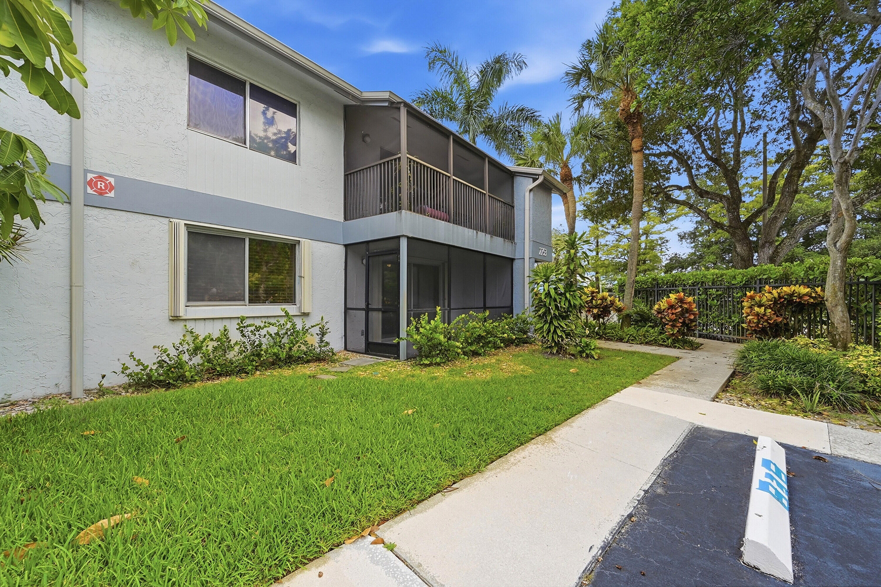 2753 S OAKLAND FOREST Drive 102