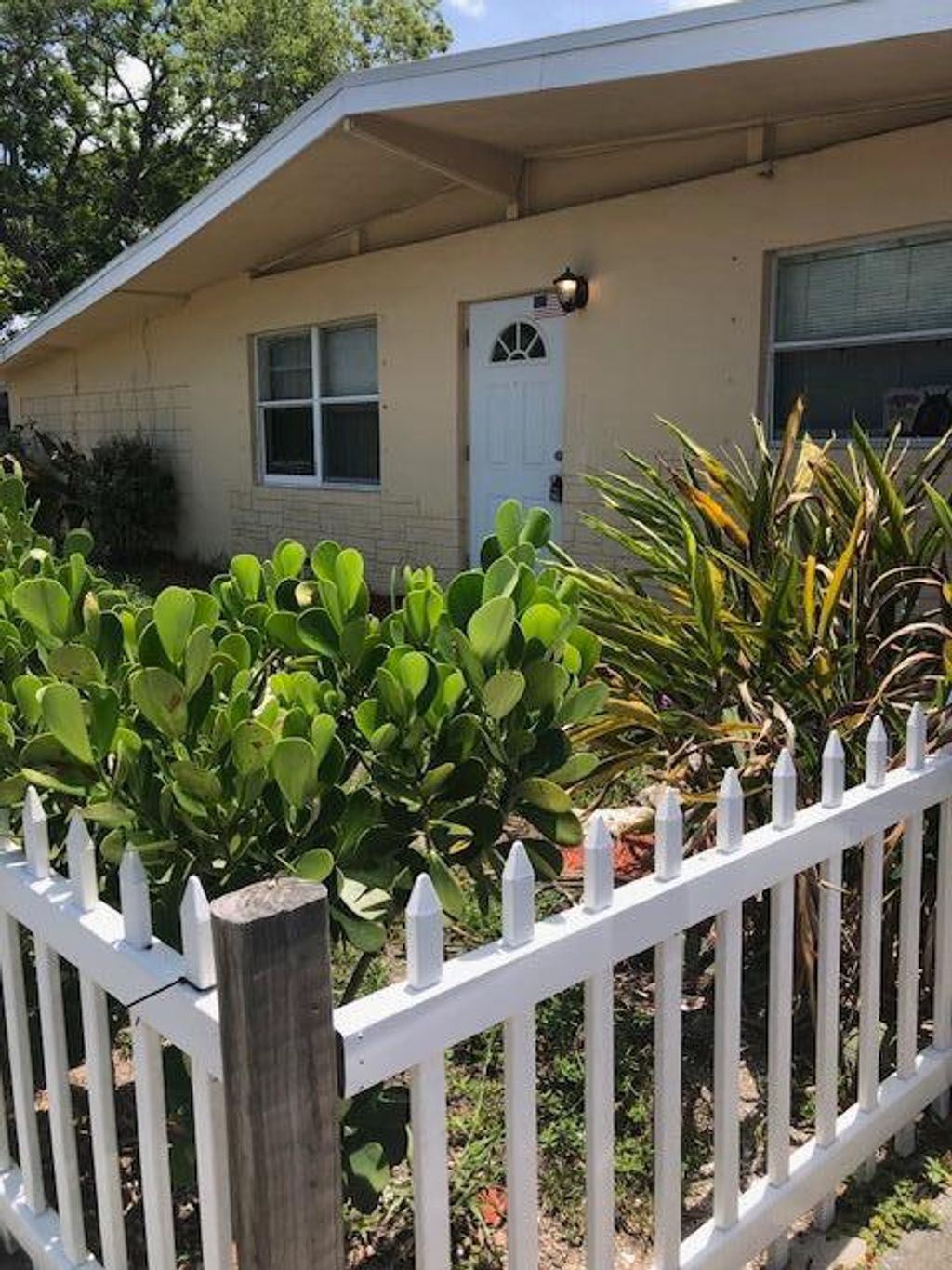 Photo of 701 S 23rd Street, Fort Pierce, FL 34950 (MLS # R10992559)