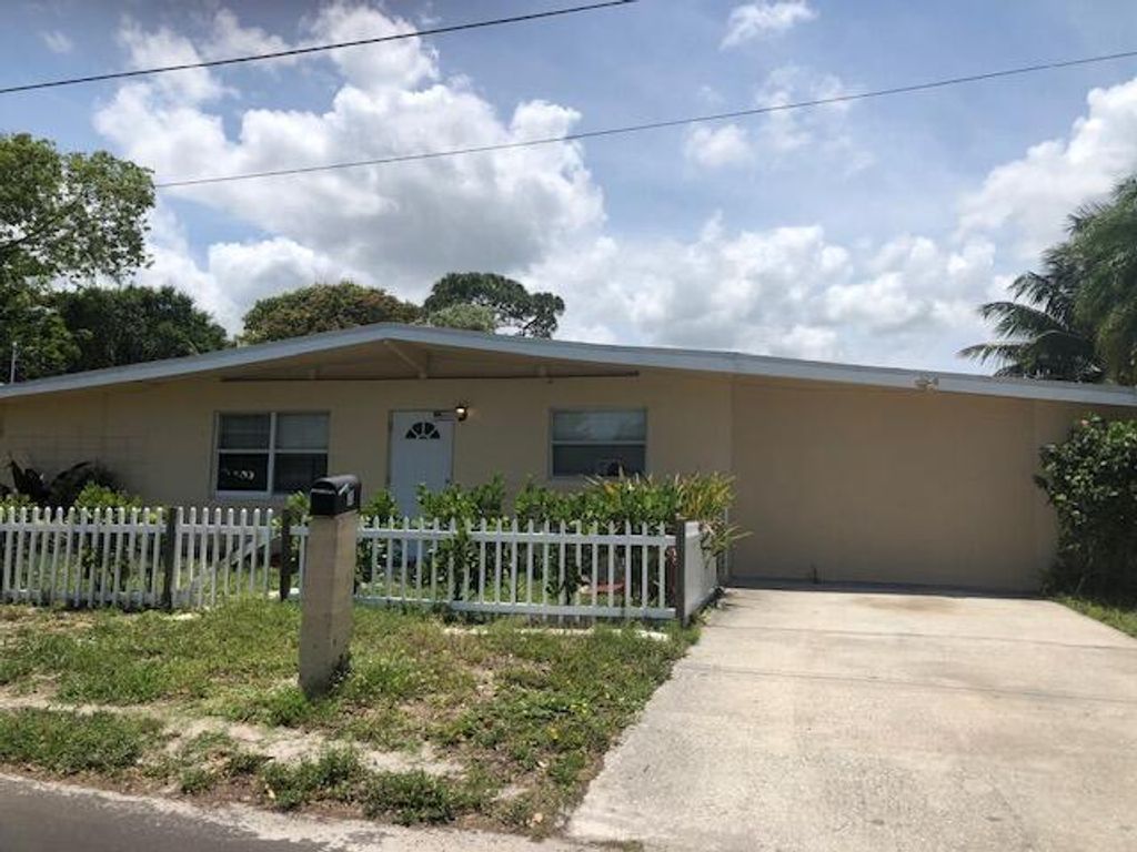 Photo of 701 S 23rd Street, Fort Pierce, FL 34950 (MLS # R10992559)
