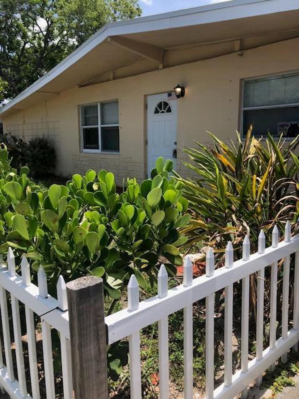 Photo of 701 S 23rd Street, Fort Pierce, FL 34950 (MLS # R10992559)