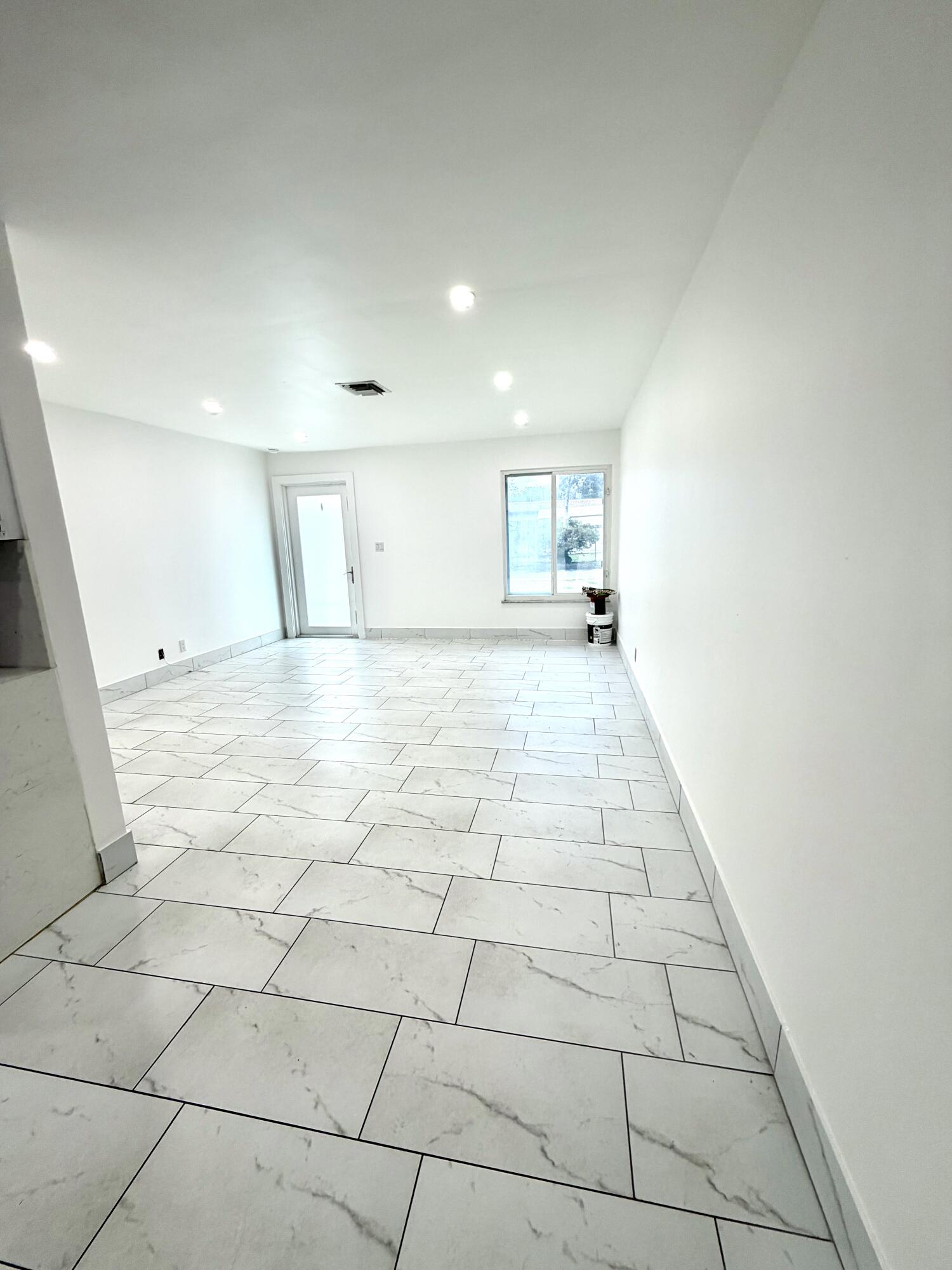 FIRST ADDITION TO CANAL GROVES - Residential Lease