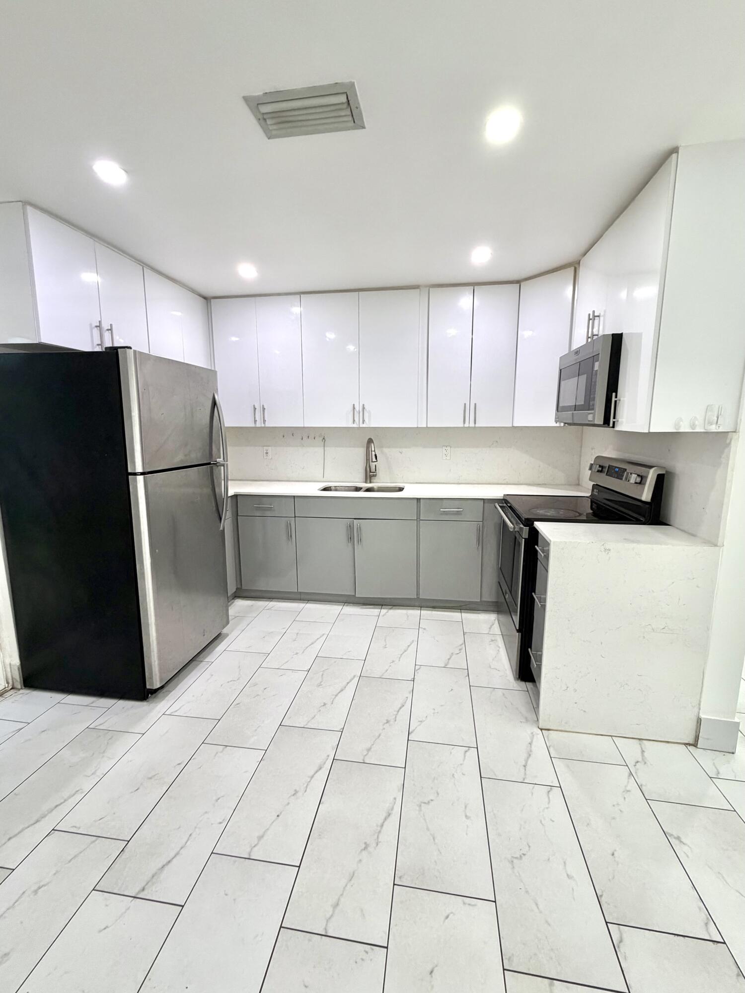 FIRST ADDITION TO CANAL GROVES - Residential Lease