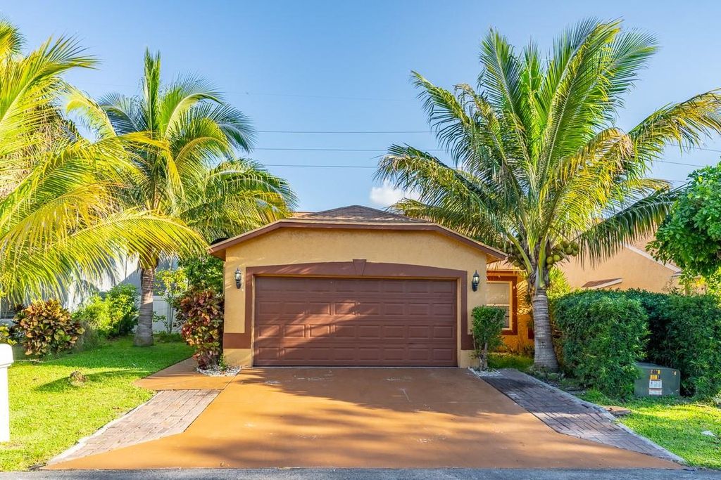Photo of 4 Seaford Place, Boynton Beach, FL 33426 (MLS # F10437791)