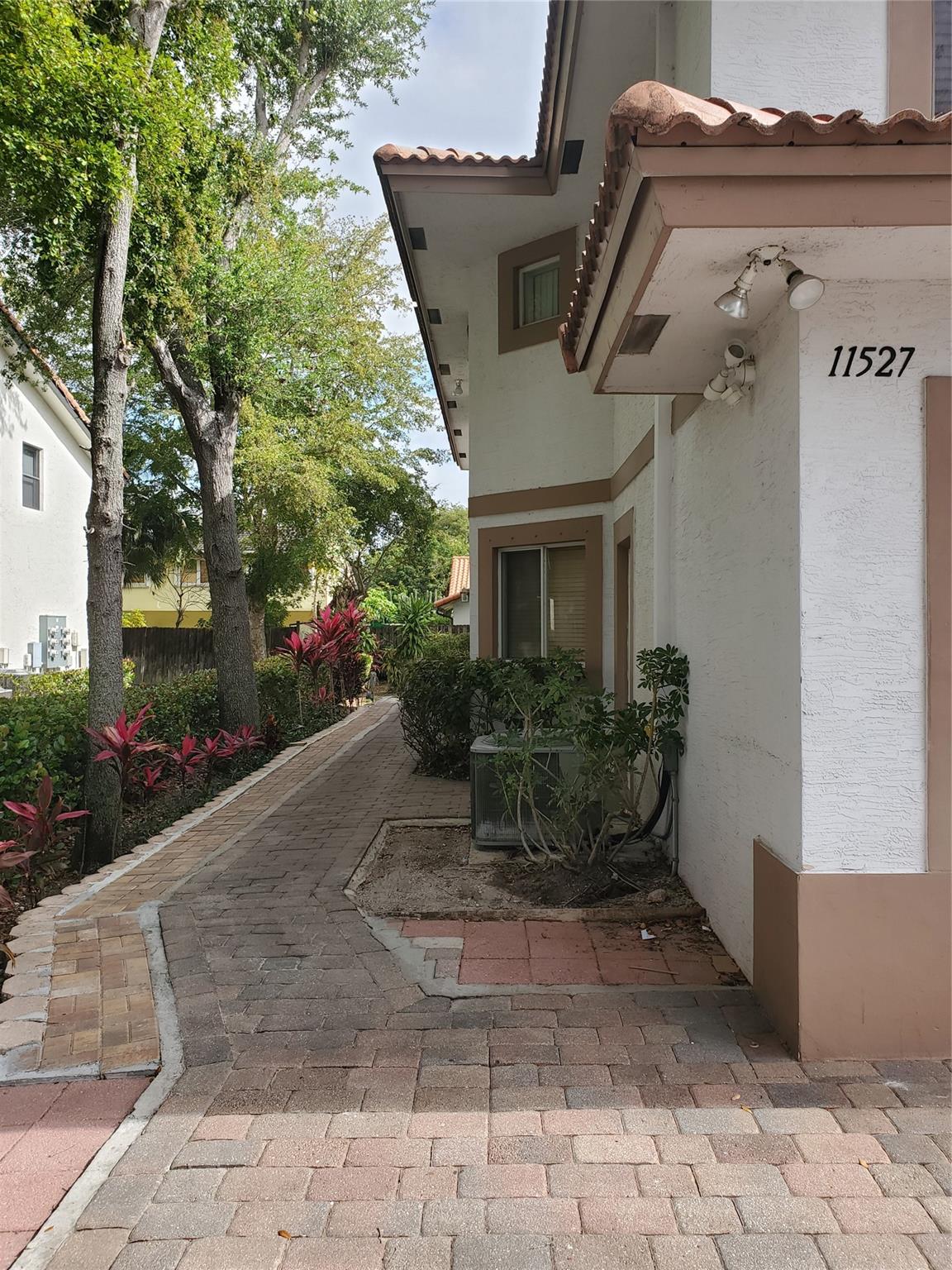 11527 Royal Palm Blvd