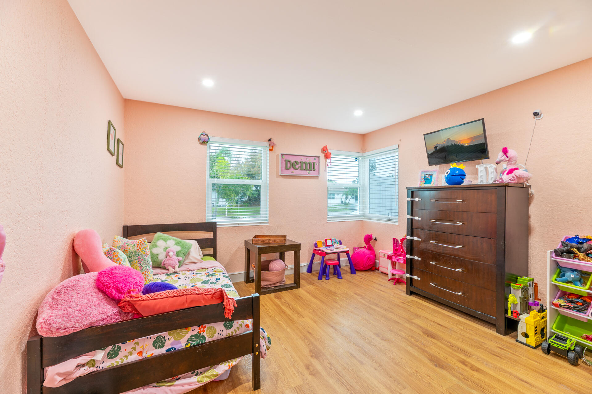 CRESTHAVEN NO 4 - Residential