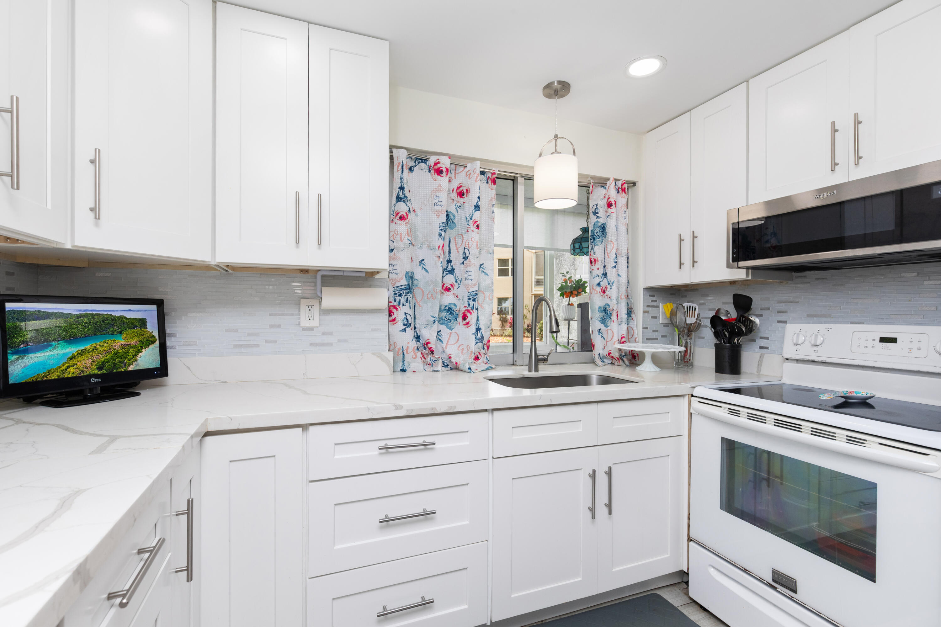 LIME BAY CONDOMINIUM 7 - Residential