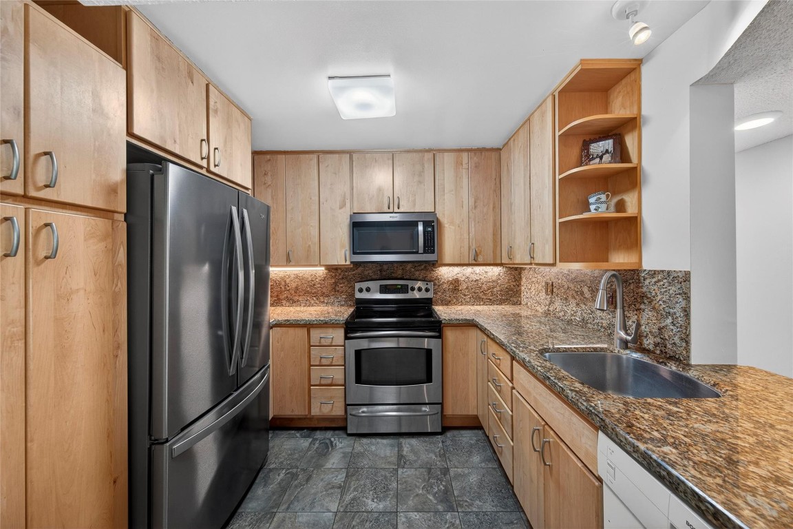 EAST POINT TOWERS - Residential