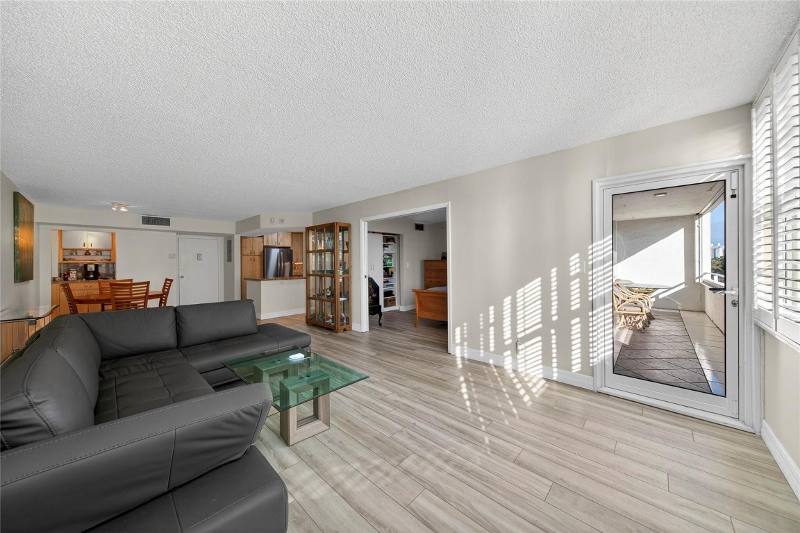 EAST POINT TOWERS - Residential