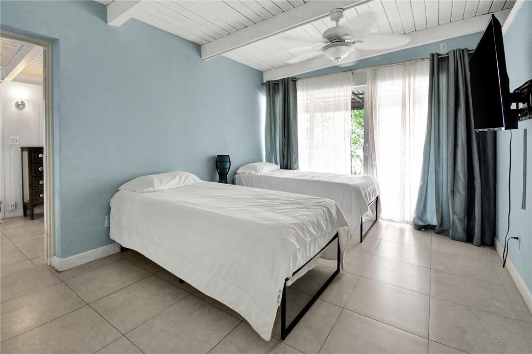 6-49 par of land in se - Residential Lease