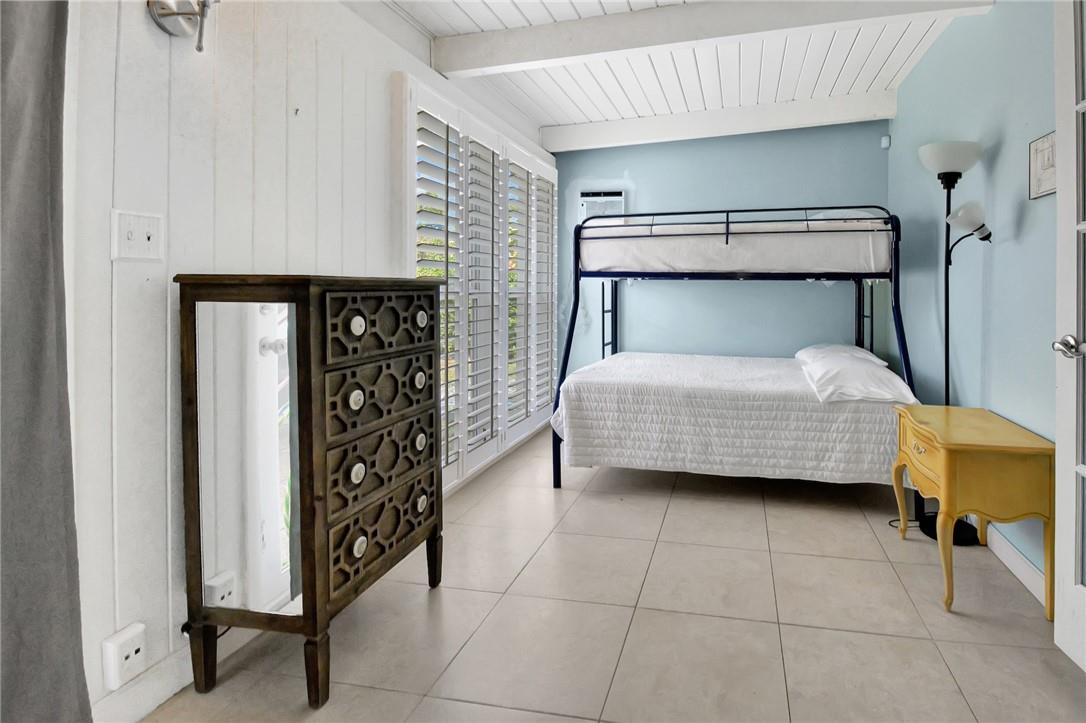 6-49 par of land in se - Residential Lease