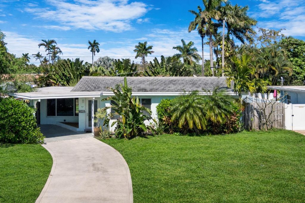 Photo of 909 SE 16th Place, Deerfield Beach, FL 33441 (MLS # R11167298)