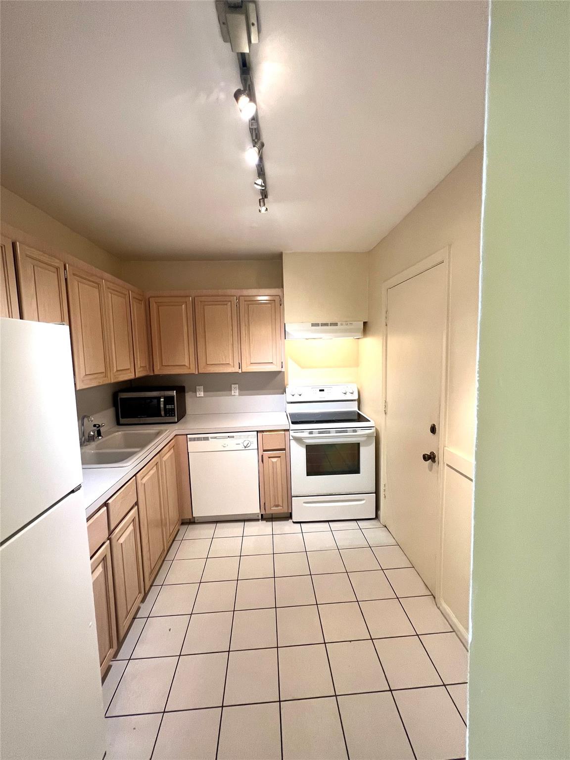 2221 NE 68th 929