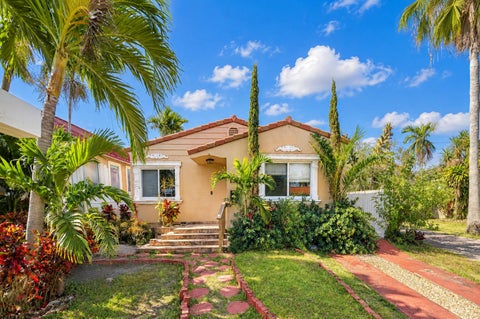 Photo of 1624 VAN BUREN Street, Hollywood, FL 33020 (MLS # B26084599)