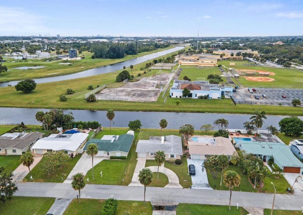 Photo of 400 Riverside Drive, Palm Beach Gardens, FL 33410 (MLS # R11083660)