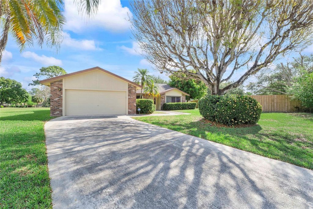 Photo of 21766 Beachnut Drive, Boca Raton, FL 33433 (MLS # F10498356)