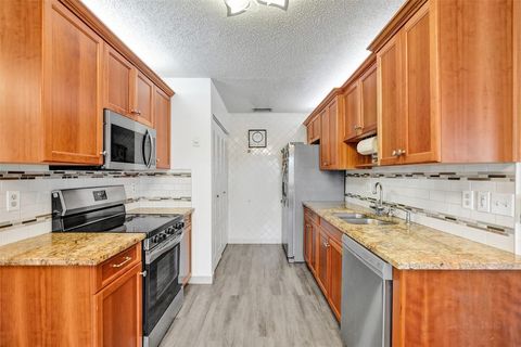 LOW HOA FEE TOWNHOUSES FOR SALE IN PALM BEACH COUNTY 14711 Edna Way 14711 Delray Beach FL 33484