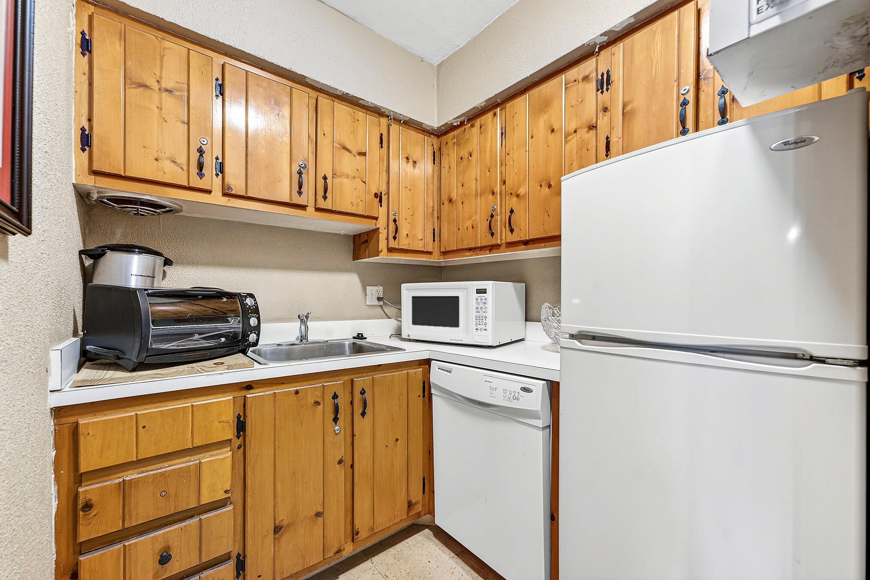 BARCELONA GARDENS CONDO BLDG 300 - Residential