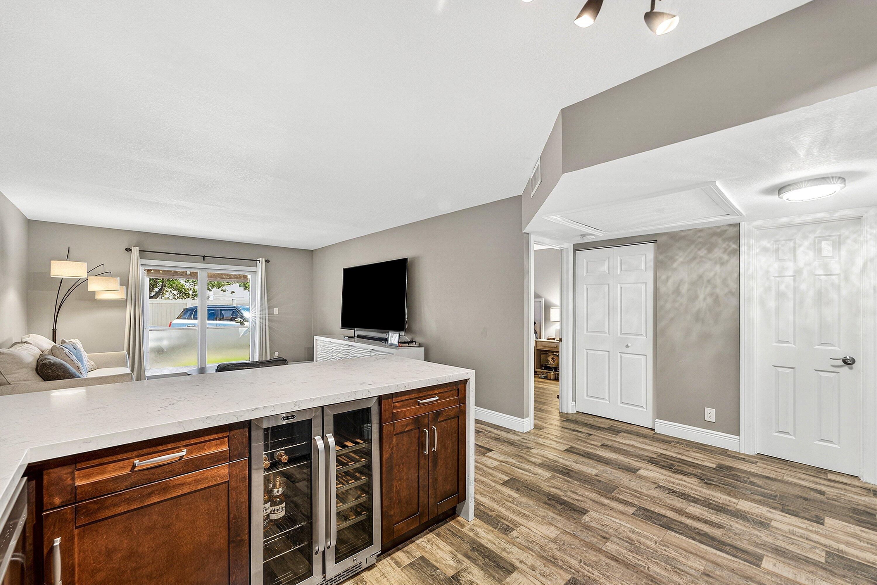 BARCELONA GARDENS CONDO BLDG 300 - Residential