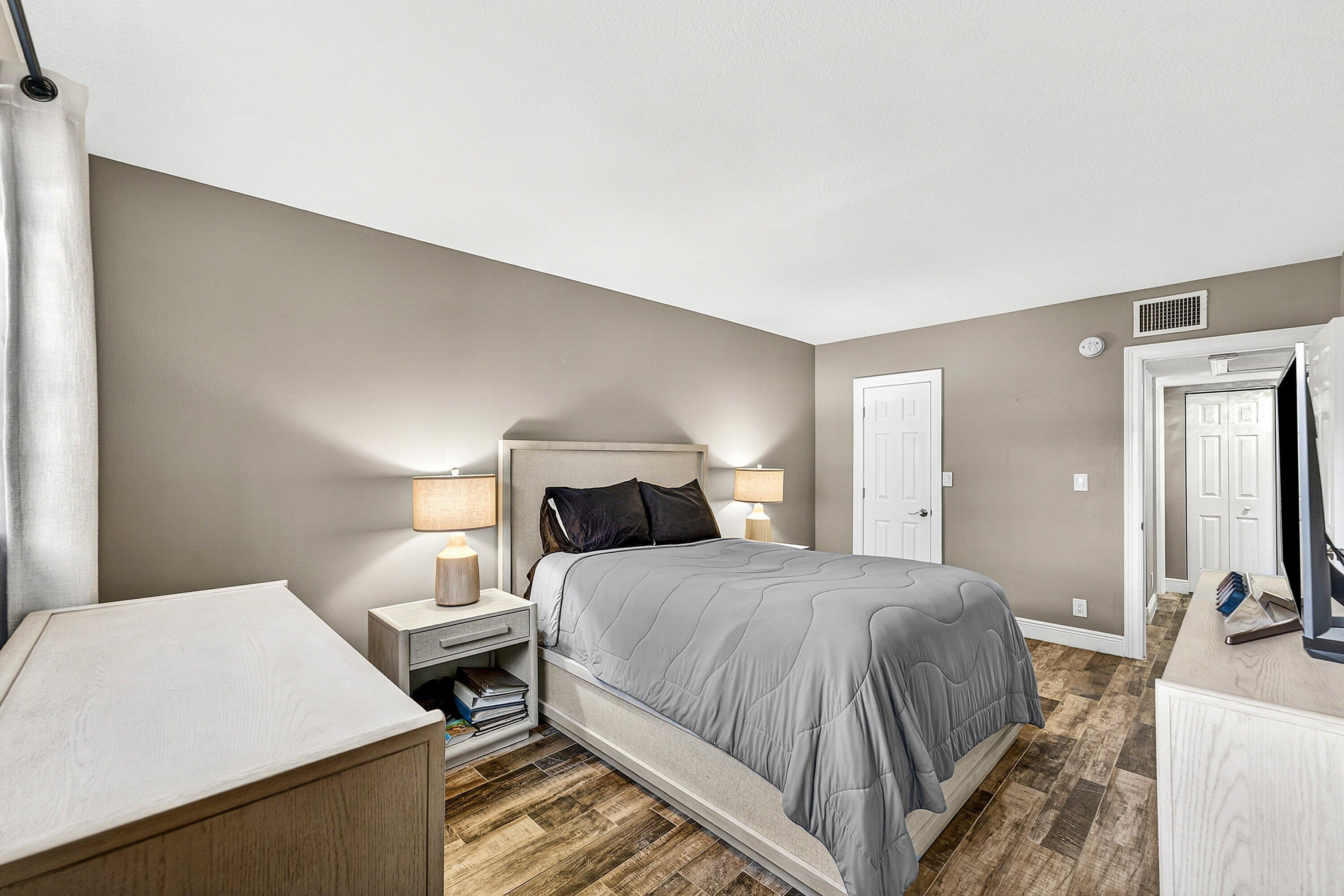 BARCELONA GARDENS CONDO BLDG 300 - Residential