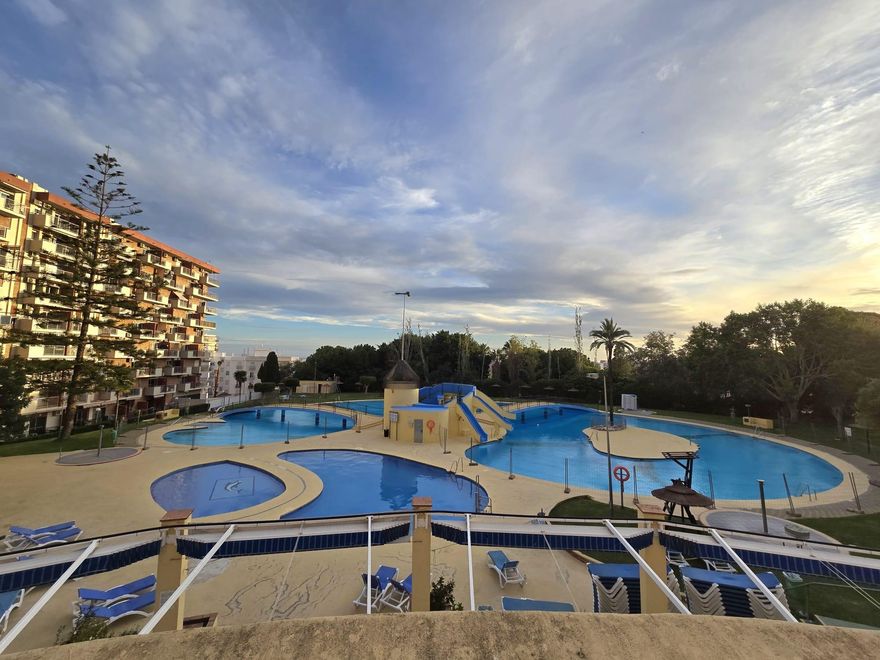 LOCATION, LOCATION, LOCATION. Exclusive STUDIO located in the prestigious MINERVA BUILDING in BENALMÁDENA, just a 5-MINUTE WALK FROM THE BEACH and the center of Arroyo de la Miel. EXCEPTIONAL COMPLEX: 24-HOUR SECURITY AND SERVICES, in addition to offering large SWIMMING POOLS WITH SLIDES and beautiful green areas. This COZY apartment, full of NATURAL LIGHT and featuring a REFORMED KITCHEN AND BATHROOM, is ready to be enjoyed. From the living room, you can delight in the BEAUTIFUL SEA AND CITY VIEWS, or admire the SUNRISE FROM YOUR TERRACE to start the day in an unbeatable way. Convenience is total, as everything you need, including restaurants and services, is just a step away. This is a VERSATILE INVESTMENT ON THE COSTA DEL SOL, perfect both as a SUMMER RESIDENCE and for HOLIDAY RENTALS.